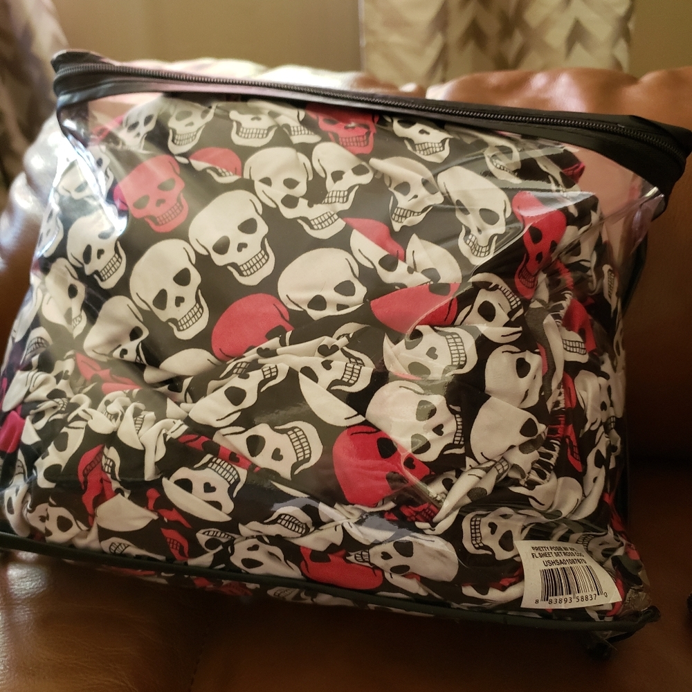Betsey Johnson skull sheet set